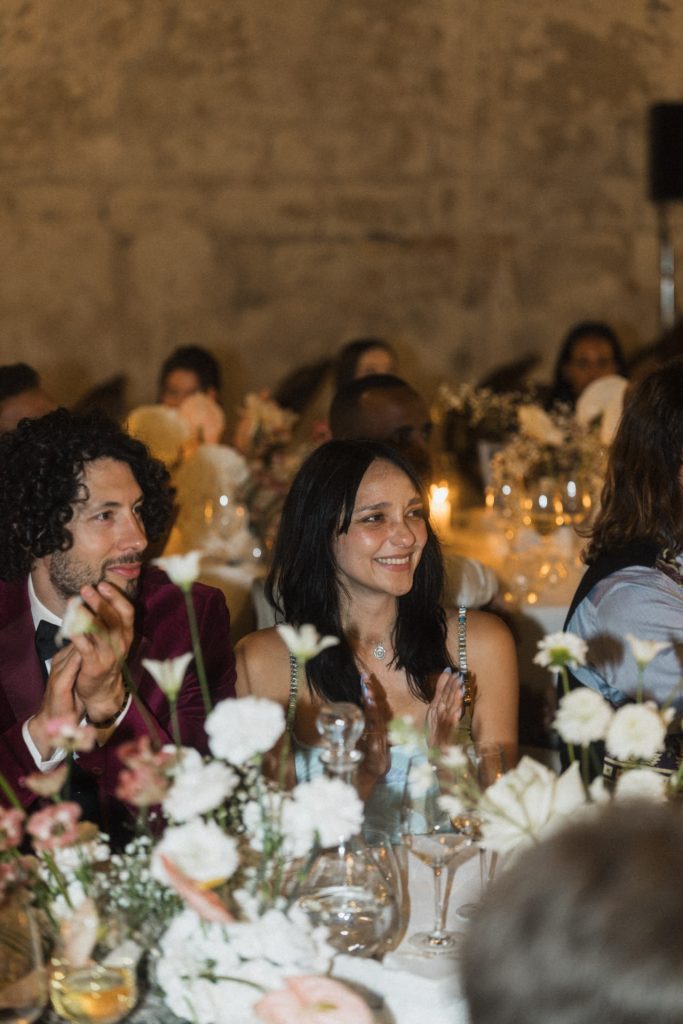 Lachende Gäste bei Hochzeit Tonnara Di Scopello Sizilien
