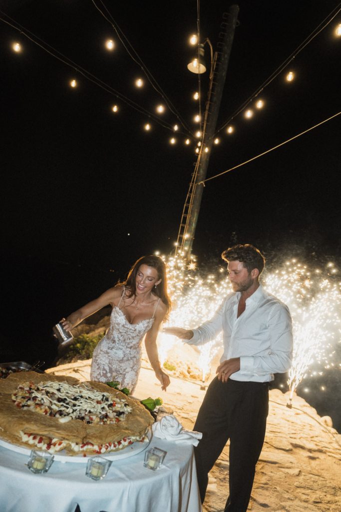 Tortenanschnitt mit Sparklers bei Hochzeit Tonnara Di Scopello Sizilien