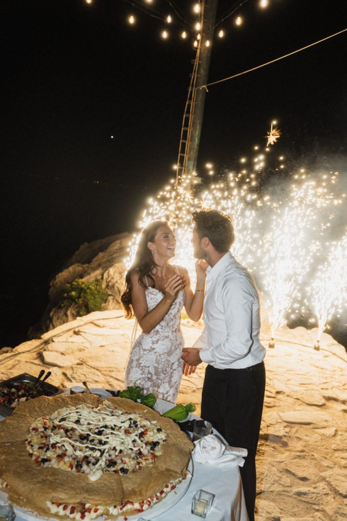Tortenanschnitt mit Sparklers bei Hochzeit Tonnara Di Scopello Sizilien