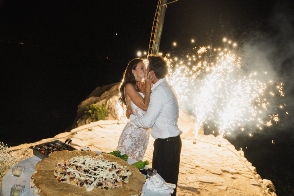 Tortenanschnitt mit Sparklers bei Hochzeit Tonnara Di Scopello Sizilien