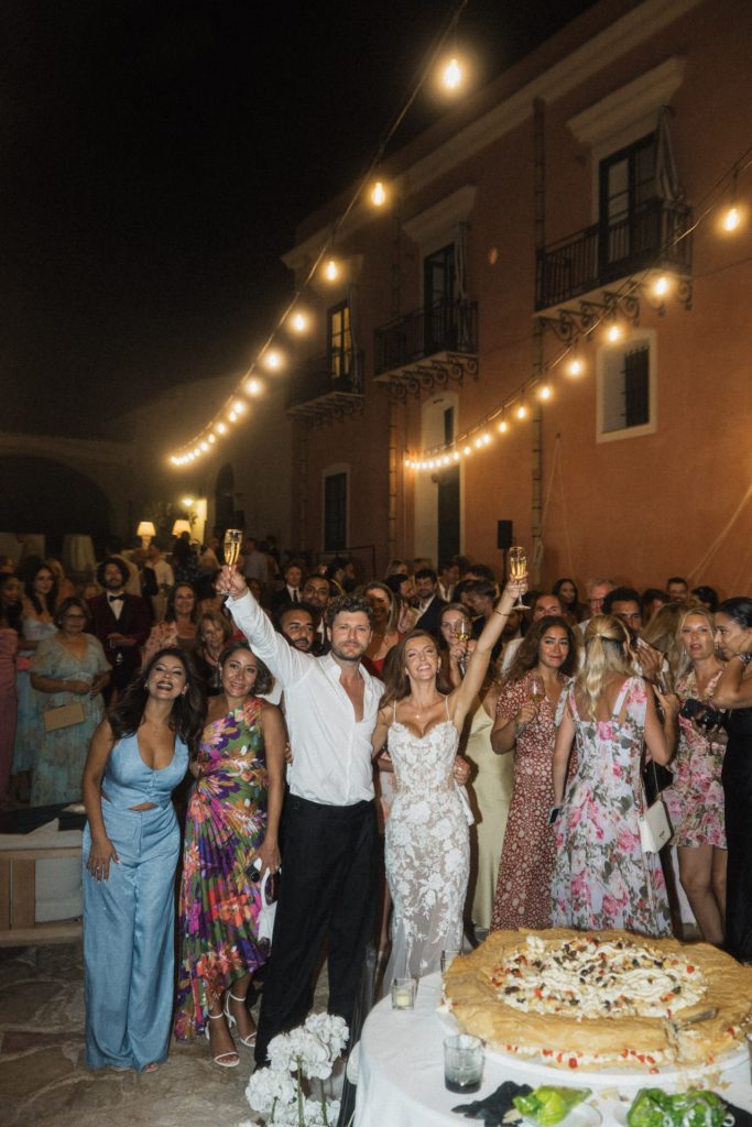 Hochzeitstanz mit Gegenlicht in schwarz weiß