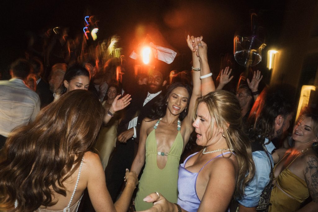 Tanzende Gäste auf eine Sizilien Hochzeit