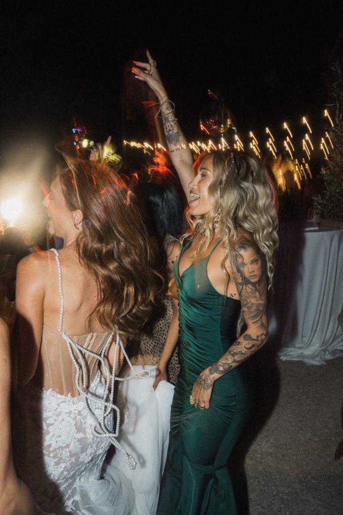 Tanzende Gäste auf eine Sizilien Hochzeit