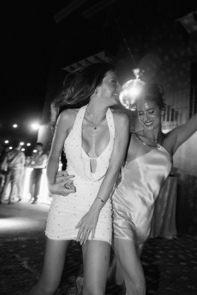 Tanzende Gäste auf eine Sizilien Hochzeit