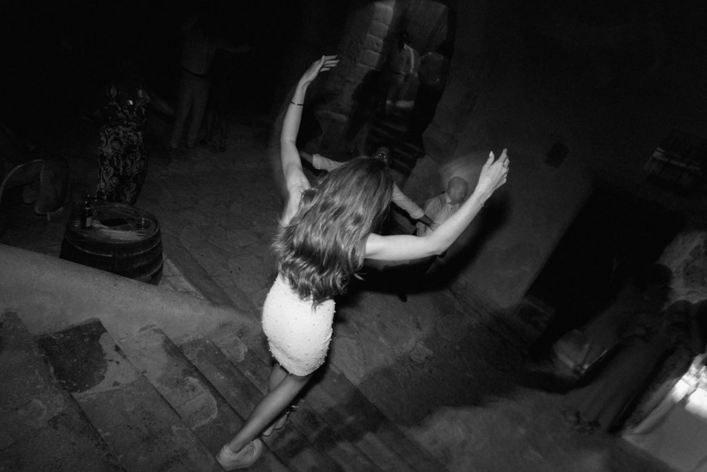 Braut auf den Weg zur Hochzeitsparty im Cave