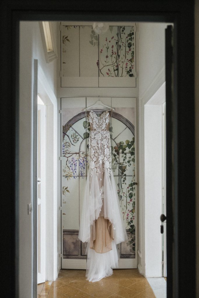 Brautkleid bei Hochzeit Tonnara Di Scopello Sizilien