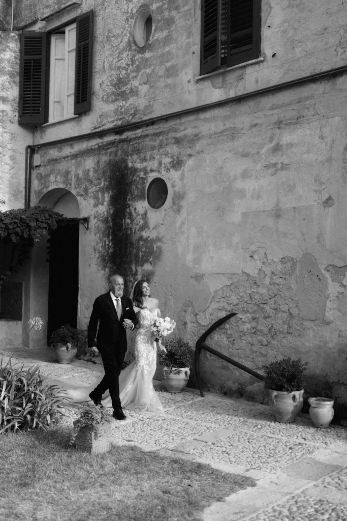 Einzug der Braut mit Brautpapa bei einer freien Trauung bei Tonnara Di Scopello Sizilien