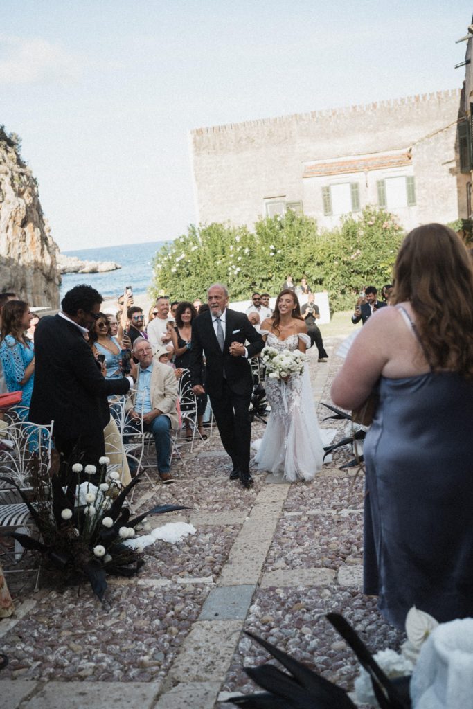 Einzug der Braut mit Brautpapa bei einer freien Trauung bei Tonnara Di Scopello Sizilien