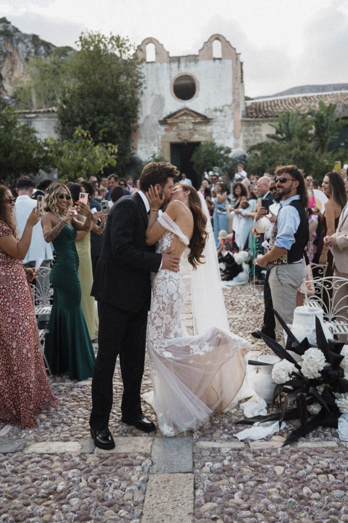 Auszug glückliches Brautpaar Hochzeit Sizilien.