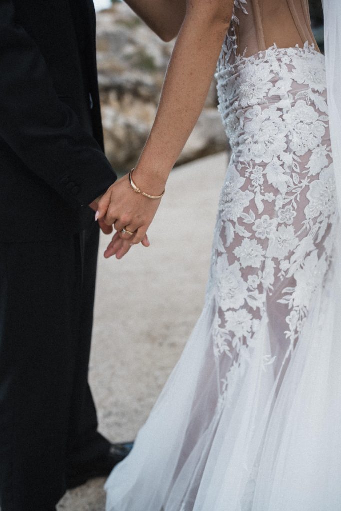 Hochzeit Tonnara di Scopello Sizilien, Brautpaar am Meer