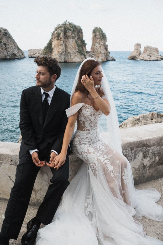 Hochzeit Tonnara di Scopello Sizilien, Brautpaar am Meer