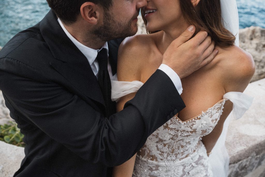 Hochzeit Tonnara di Scopello Sizilien, Brautpaar am Meer
