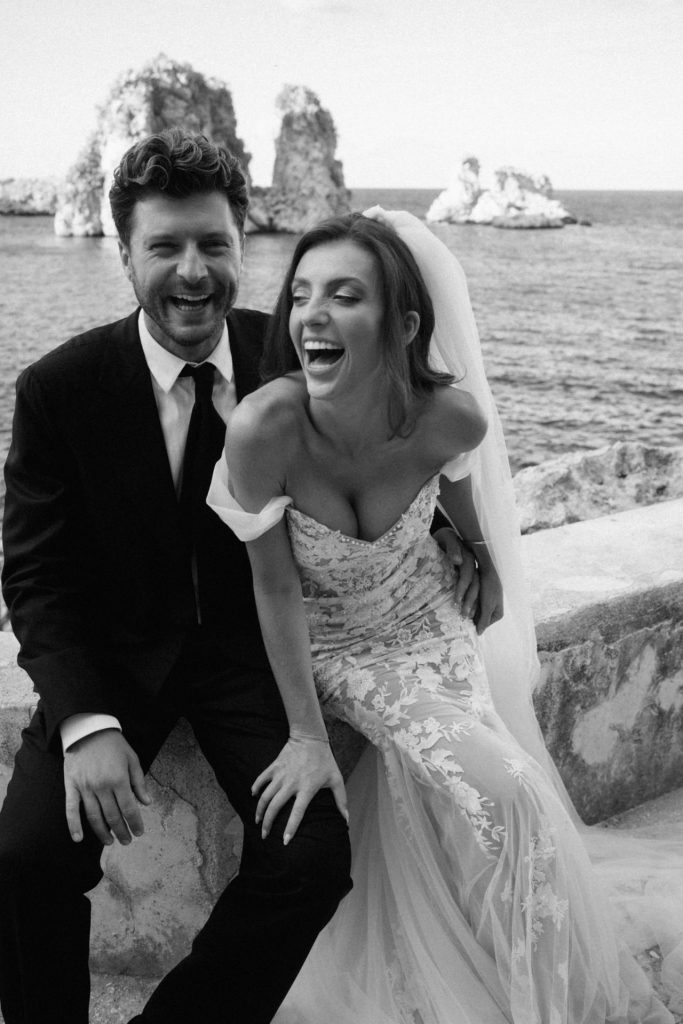 Hochzeit Tonnara di Scopello Sizilien, lachendes Brautpaar am Meer