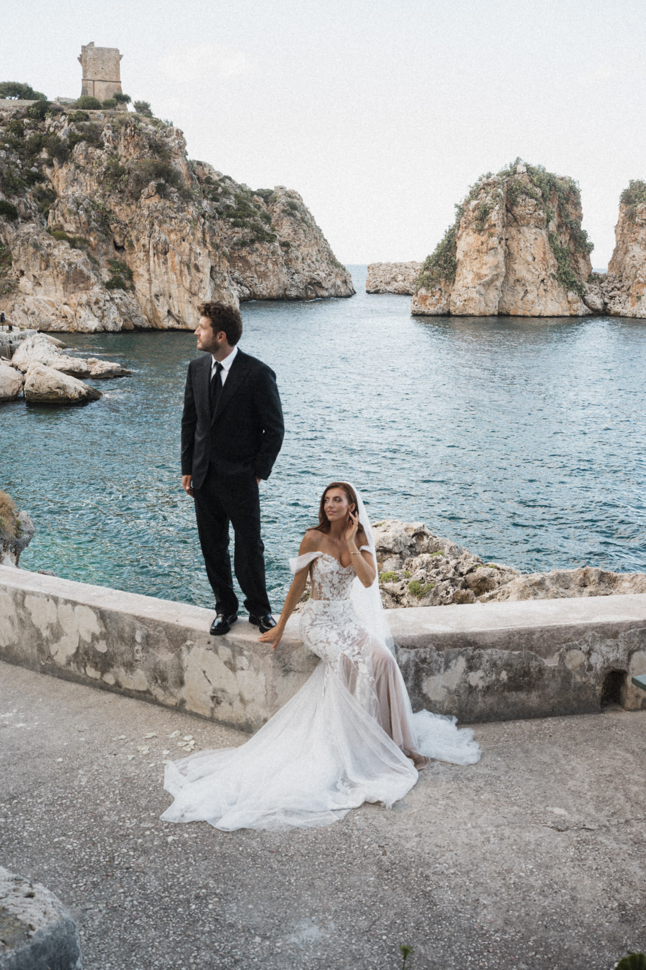 Hochzeit Tonnara di Scopello Sizilien, Brautpaar am Meer