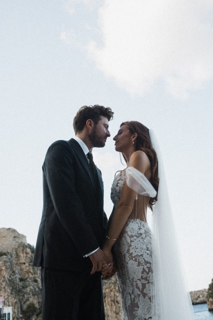 Hochzeit Tonnara di Scopello Sizilien, Brautpaar am Meer
