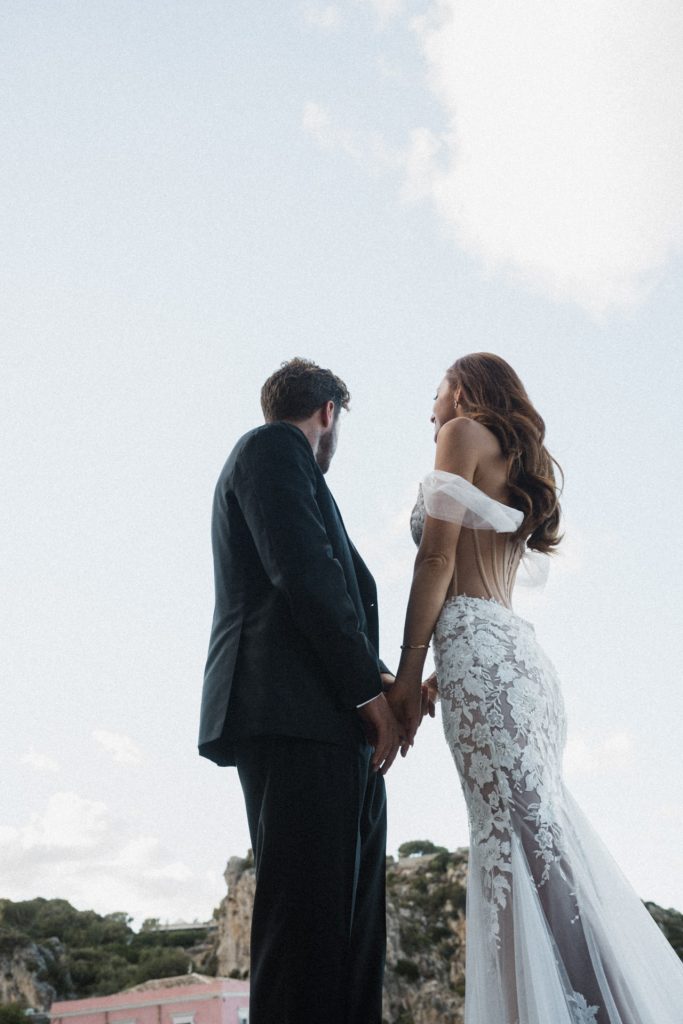 Hochzeit Tonnara di Scopello Sizilien, Brautpaar am Meer