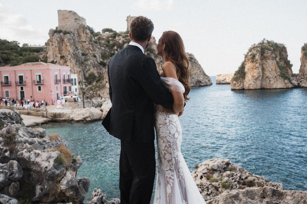 Hochzeit Tonnara di Scopello Sizilien, Brautpaar am Meer