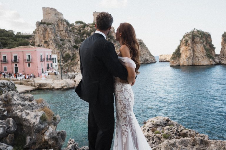 Hochzeit Tonnara di Scopello Sizilien, Brautpaar am Meer