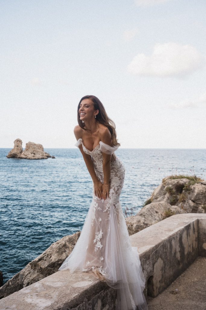 Hochzeit Tonnara di Scopello Sizilien, Brautpaar am Meer