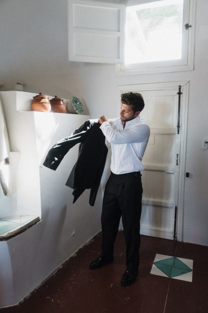 Bräutigam Getting Ready bei Hochzeit Tonnara Di Scopello Sizilien