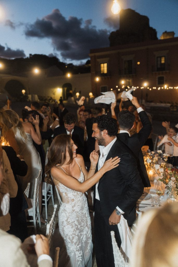 Dinner Einzug Brautpaar bei Hochzeit Tonnara Di Scopello Sizilien