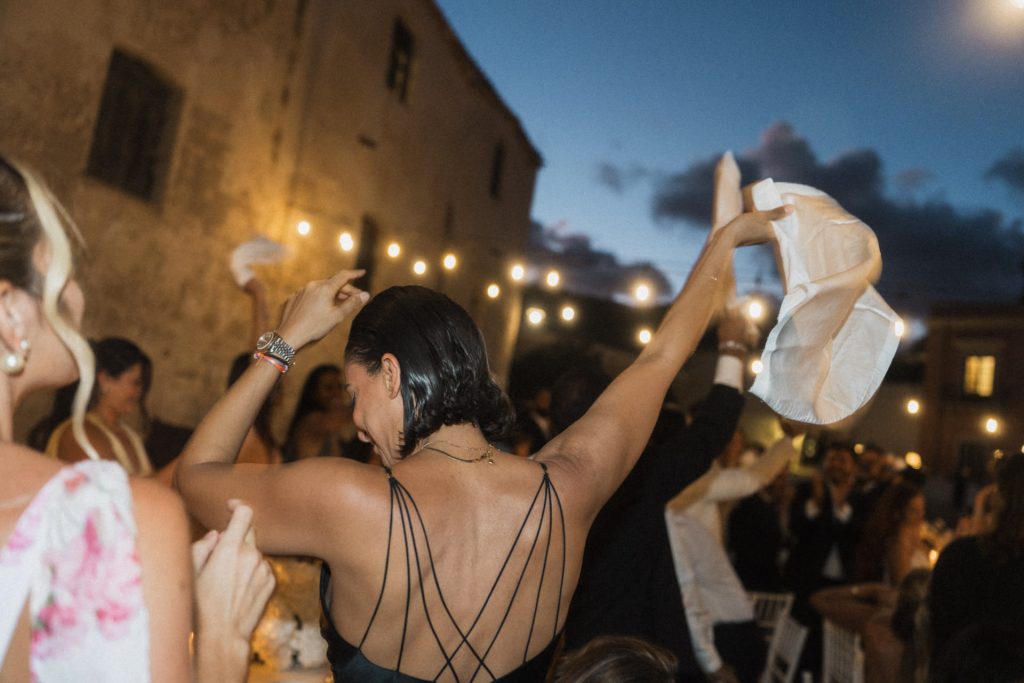 Dinner Einzug Brautpaar bei Hochzeit Tonnara Di Scopello Sizilien