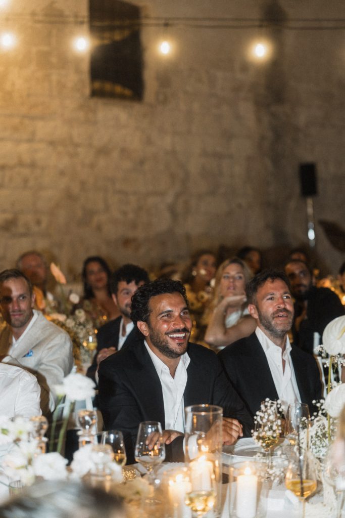 Lachende Gäste bei Hochzeit Tonnara Di Scopello Sizilien