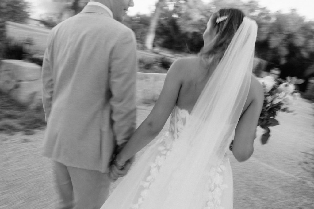 Brautpaar Hand in Hand unterwegs