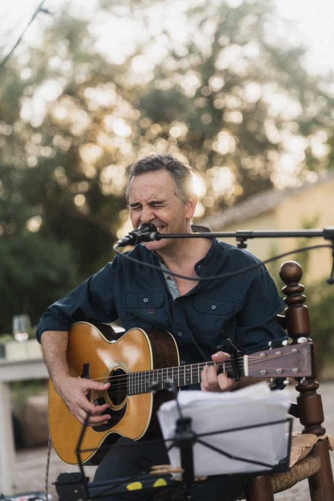 Hochzeitssänger mit Gitarre in der Finca Predio Son Serra Mallorca