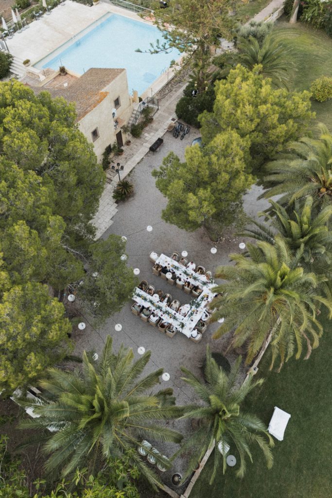 Dinner in der Finca Predio Son Serra Mallorca auf Hochzeit mit Drohne fotografiert.